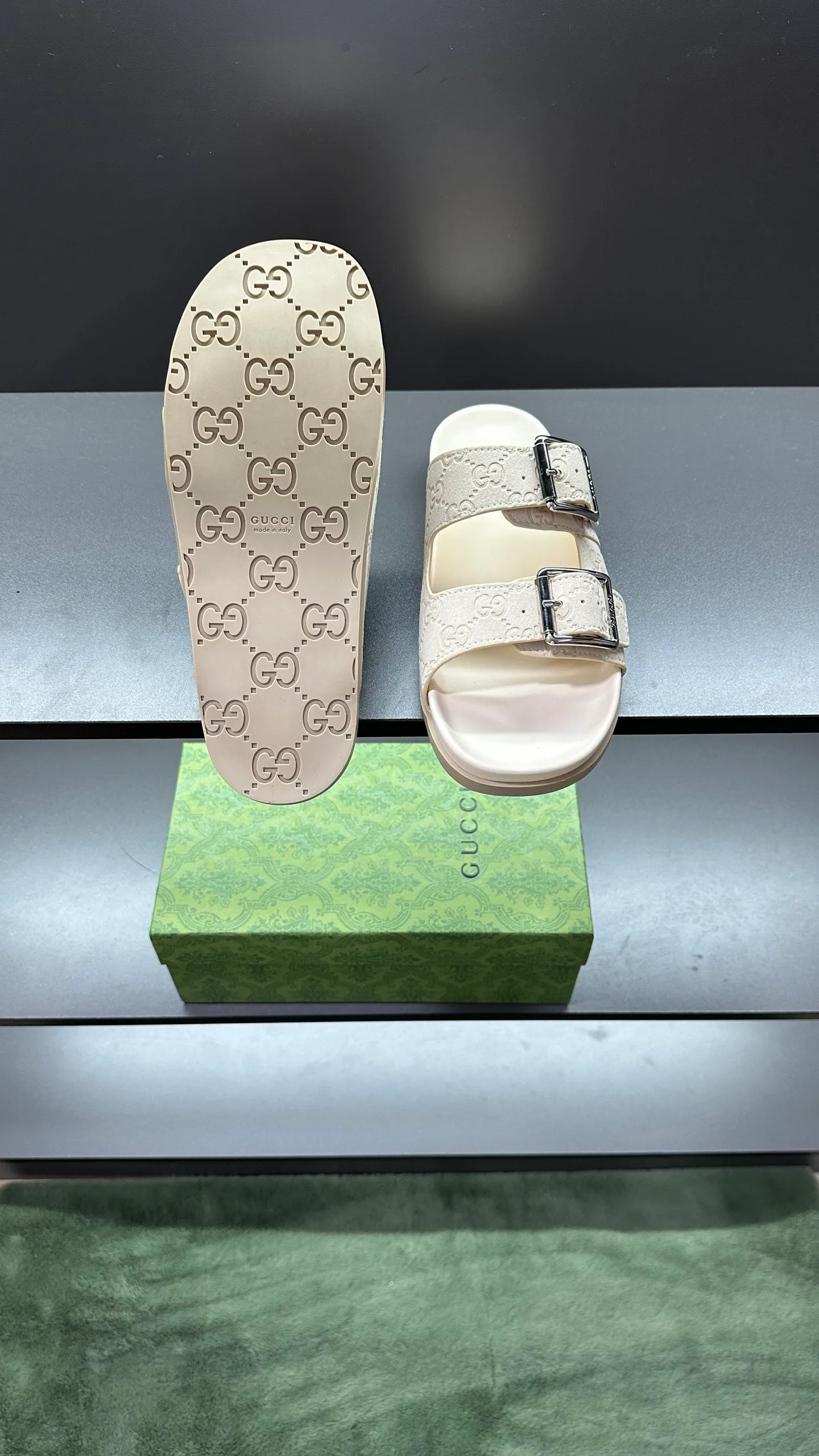 [G Home New Style] P: 320💰Men's size 39~45, (46. Customized) This slipper is made of GG polyester fiber and is decorated with a Gucci label on the front, which adds a striking logo feel to the style. "Gucci Made in Italy" stamped label Rubber sole Flat Made in Italy